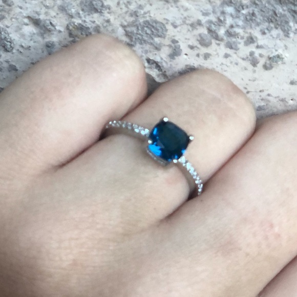 Sterling Silver Ring with Beautiful Blue Stone - Picture 7 of 10